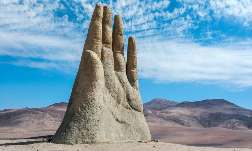 يد في الصحراء. نصب في صحراء تشيلي